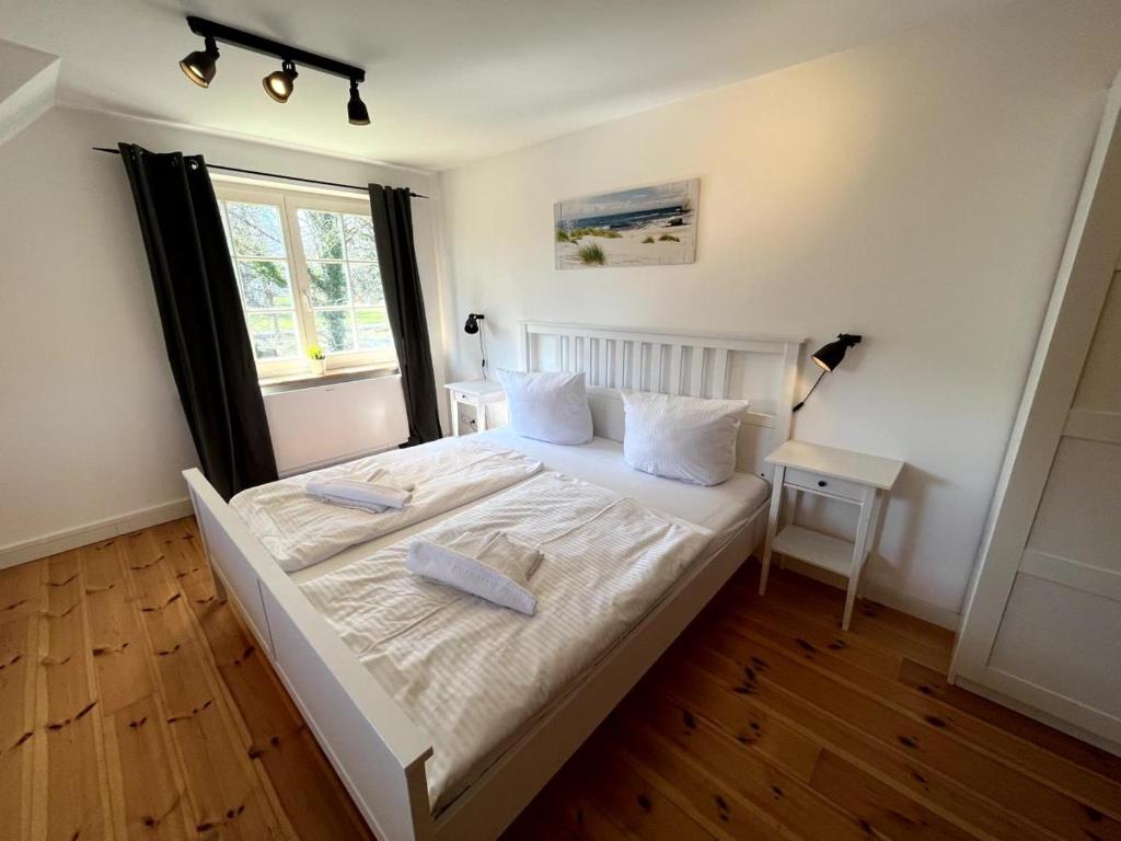Postel nebo postele na pokoji v ubytování Ferienhaus Fiete in Wieck