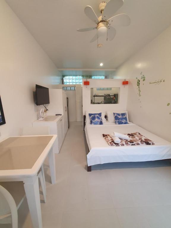 Postel nebo postele na pokoji v ubytování ClubBoracay Apartelle