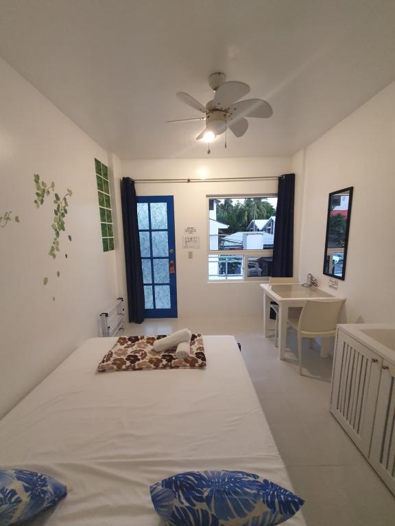 Postel nebo postele na pokoji v ubytování ClubBoracay Apartelle