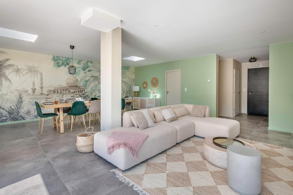 un salon avec un canapé blanc et une table dans l'établissement 850m de la mer - Maison 8 adultes et 4 enfants, à Piriac-sur-Mer