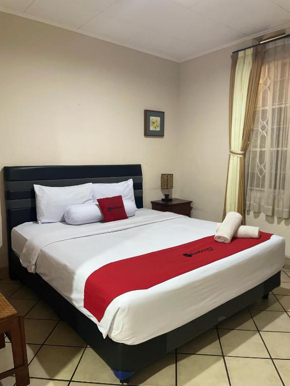 Postel nebo postele na pokoji v ubytování RedDoorz Plus near Parahyangan University