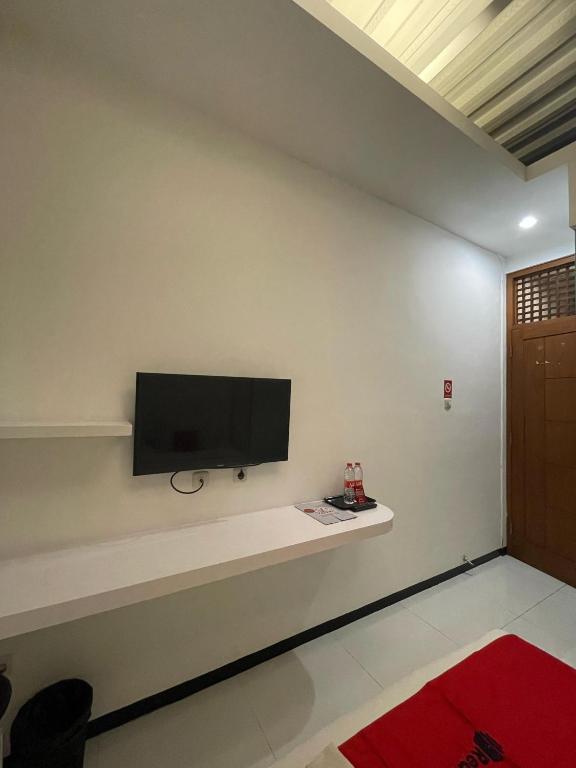 TV a/nebo společenská místnost v ubytování RedDoorz Plus near Parahyangan University