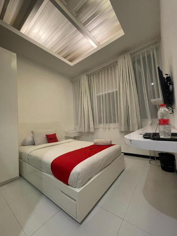 Postel nebo postele na pokoji v ubytování RedDoorz Plus near Parahyangan University