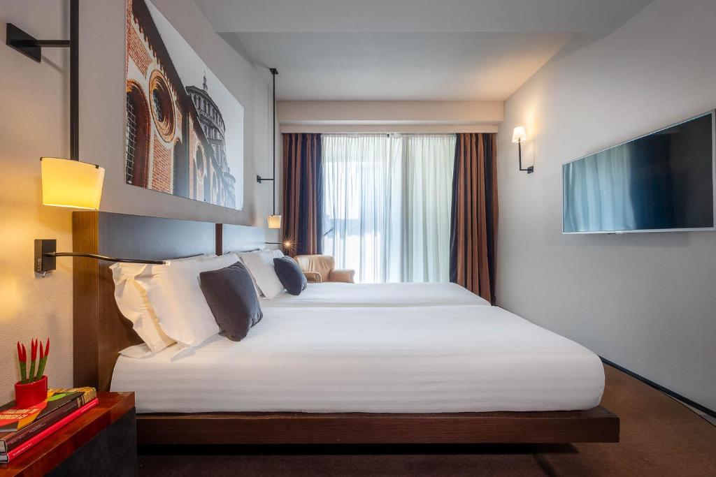 Postel nebo postele na pokoji v ubytování iH Hotels Milano Ambasciatori