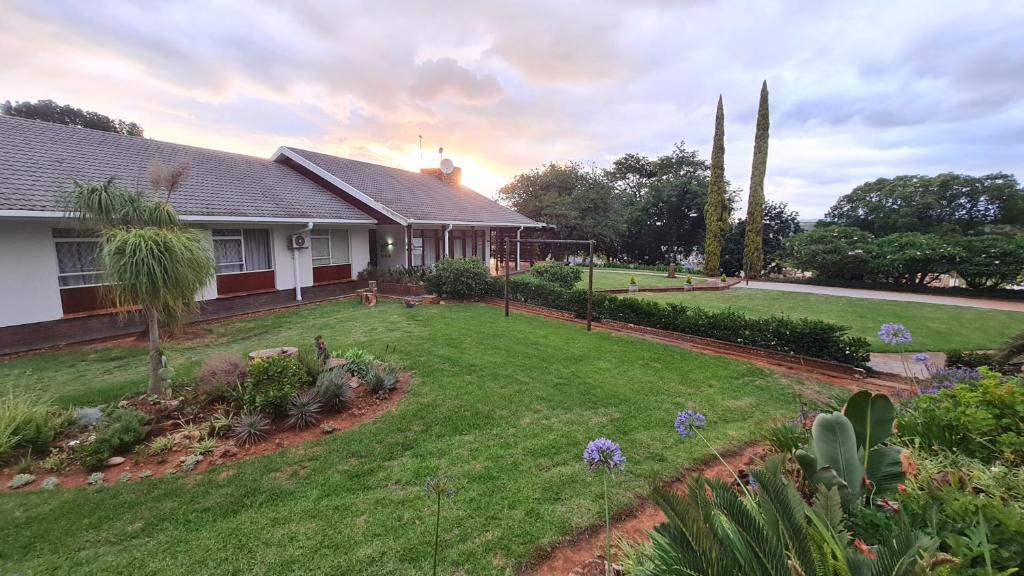 a house with a yard with a lawn sidx sidx sidx sidx at Archers Guest House in Patentie