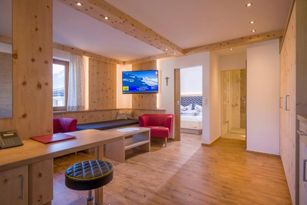 TV a/nebo společenská místnost v ubytování Hotel Alpina