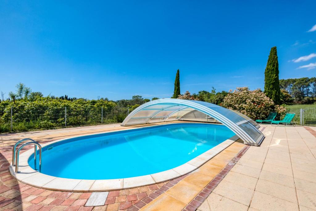 - une piscine avec un pont en verre dans l'établissement Maison Citron, à Aspiran