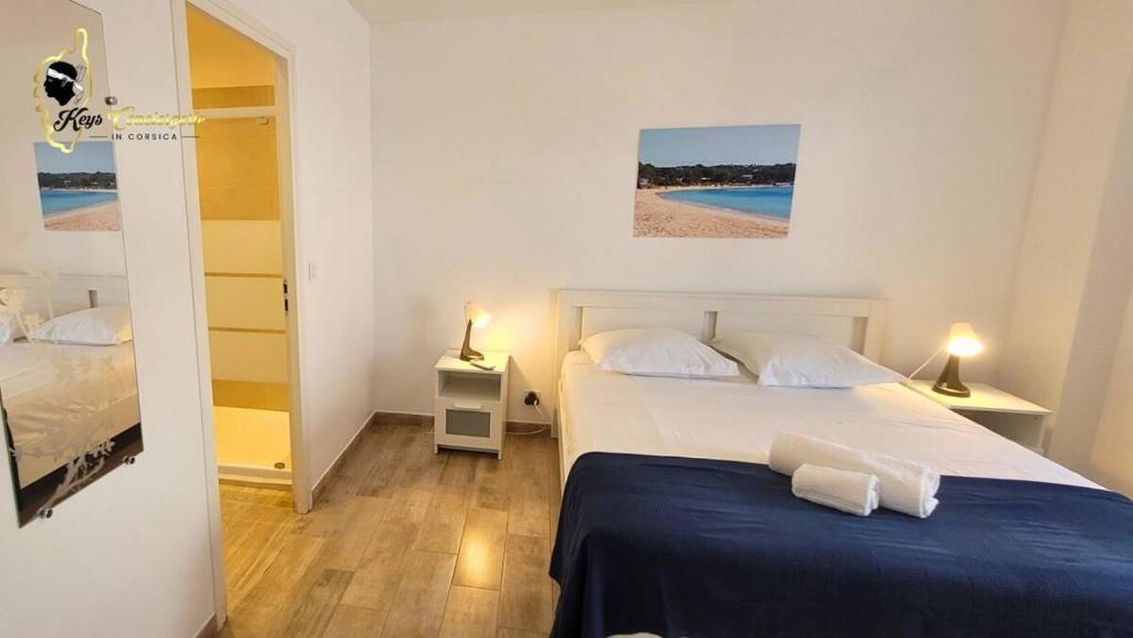 une chambre avec deux lits et vue sur une plage dans l'établissement Casa Chjara, à Zonza