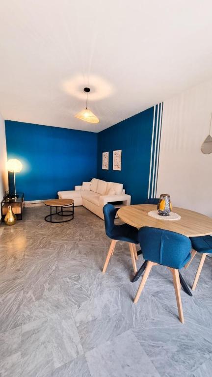 un salon avec une table et un canapé dans l'établissement Charmant 2 pièces proche plages parking priver, à Cagnes-sur-Mer