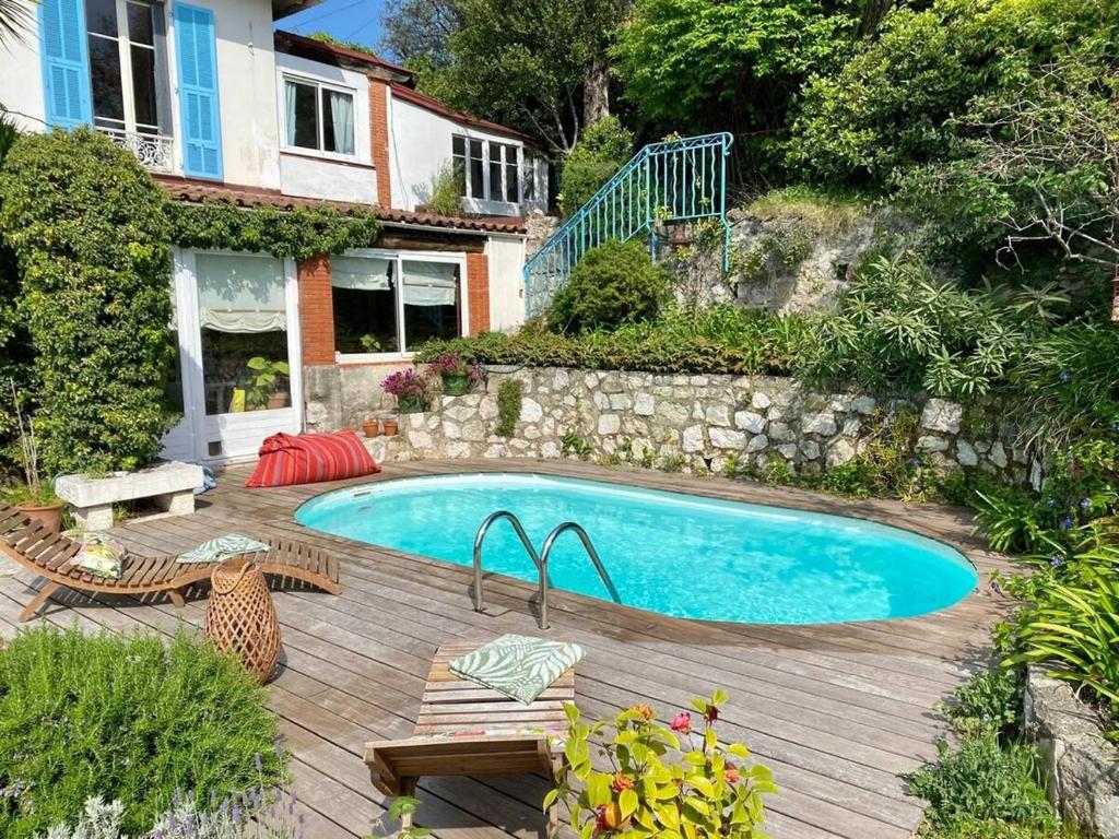 une piscine devant une maison dans l'établissement Nice Signature Baracca, à Nice