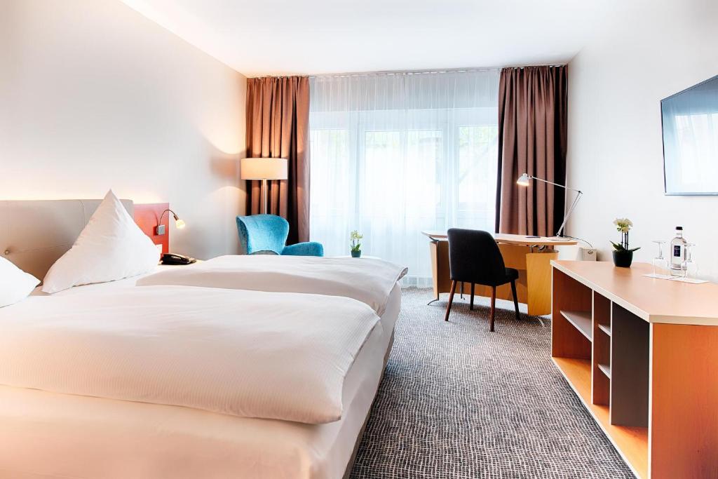 Postel nebo postele na pokoji v ubytování Welcome Hotel Marburg