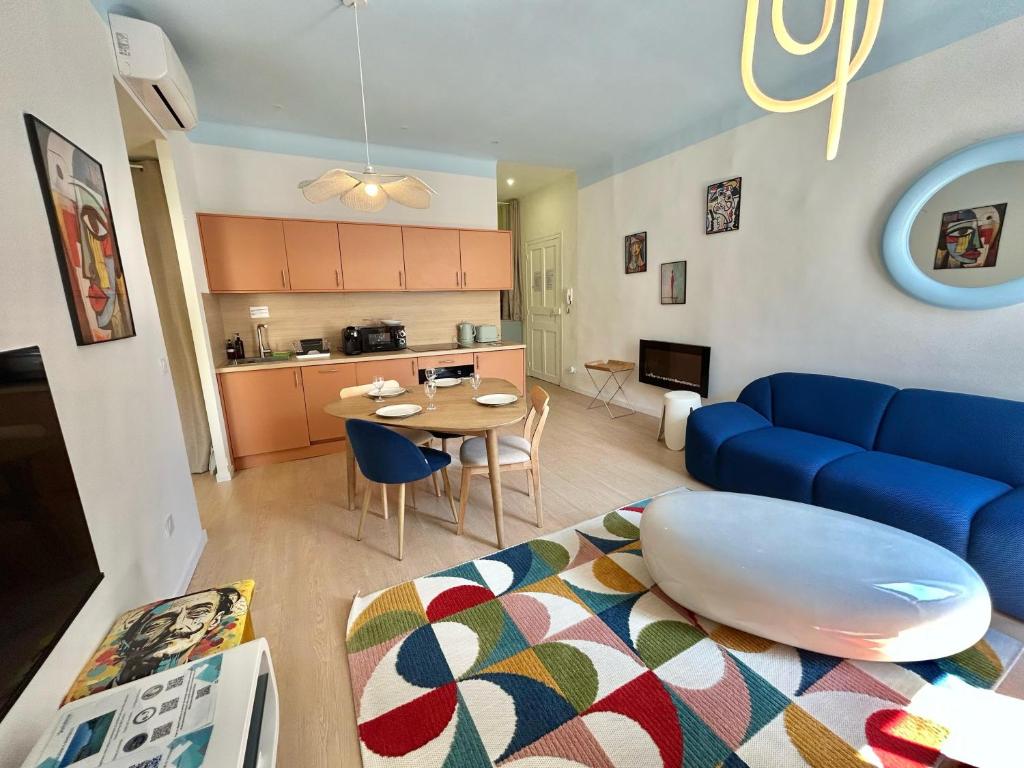 un salon avec un canapé bleu et une table dans l'établissement Chez Laura & Thomas - appartement T3 centre ville, proche Vieux Port, Opéra, Place aux Huiles, à Marseille