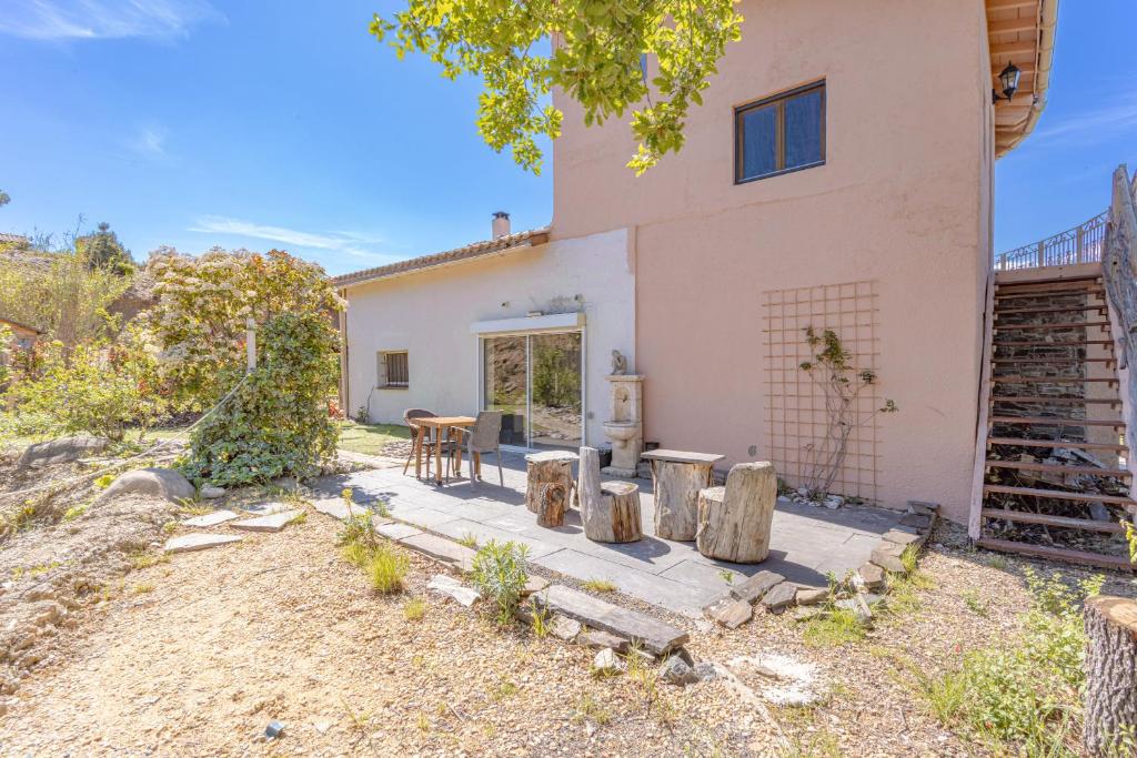 an exterior view of a house with a patio at Gite avec dortoirs in Rigarda