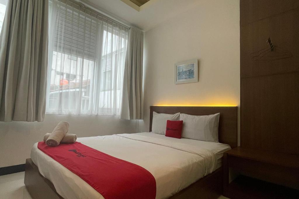 Postel nebo postele na pokoji v ubytování RedDoorz Plus near Parahyangan University