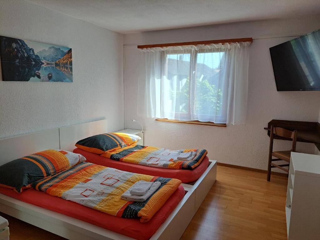 Postel nebo postele na pokoji v ubytování good bed Aarwangen