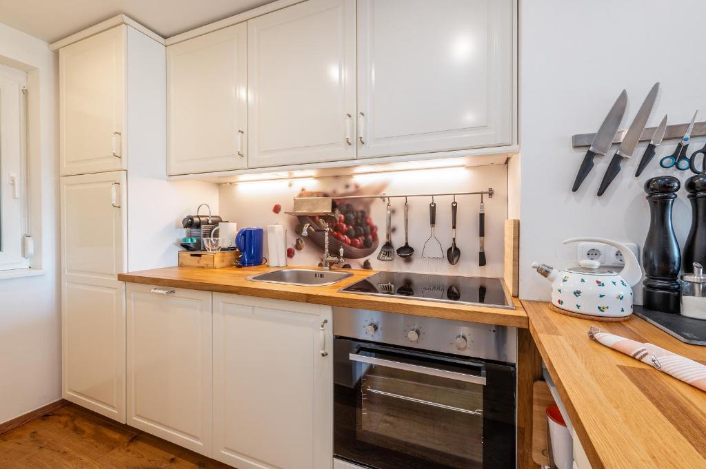 Kuchyň nebo kuchyňský kout v ubytování StoderGarden Apartment - by myNests