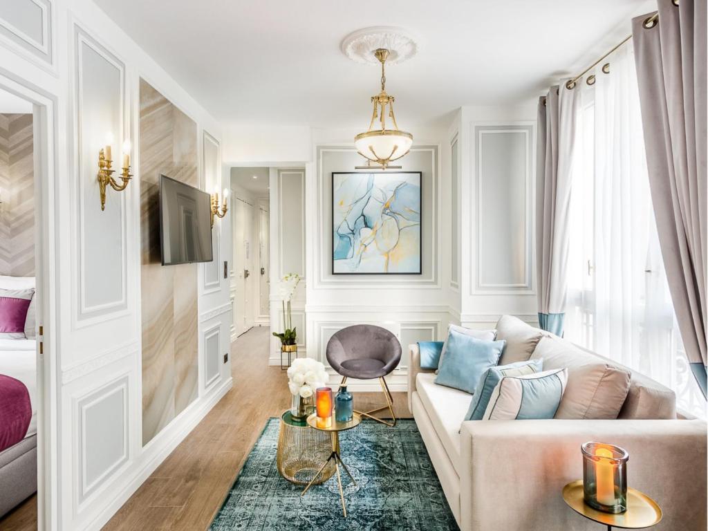 un salon avec un canapé et une table dans l'établissement Merveil - Luxury Suite - Louvre - Marcel II, à Paris
