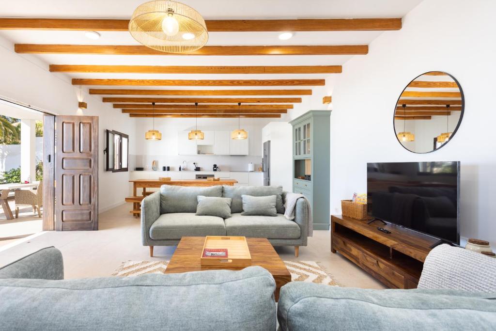 un salon avec un canapé et une télévision dans l'établissement Finca Villa La Palmera, amazing sea views, à Arafo