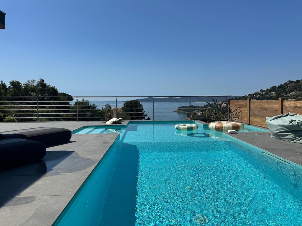 une piscine avec vue sur l'eau dans l'établissement Rooftop villa in Lavandou, panoramic view, au Lavandou