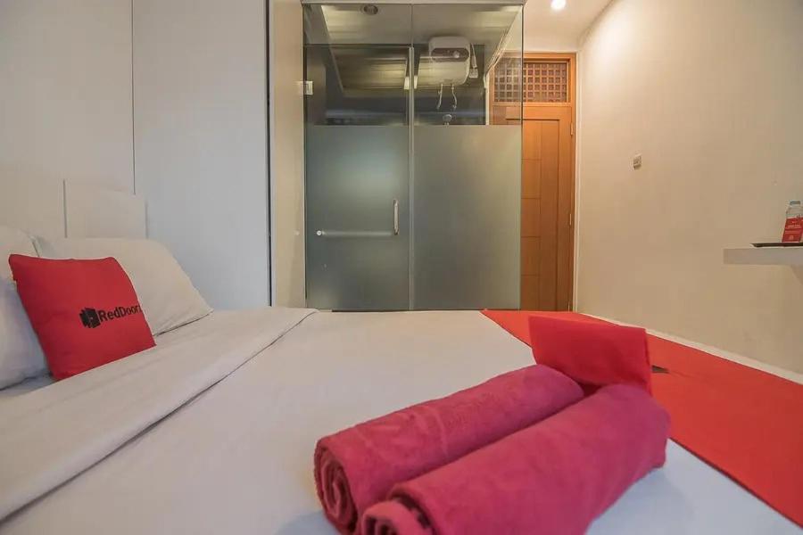 Postel nebo postele na pokoji v ubytování RedDoorz Plus near Parahyangan University