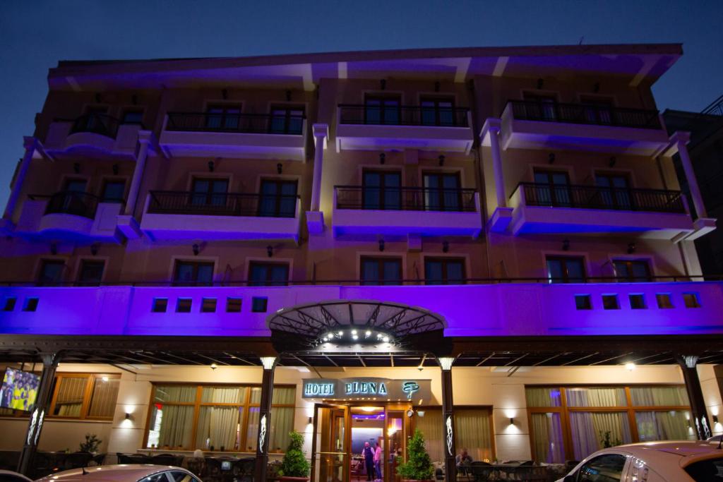 Un edificio con una luz violeta encendida en Elena Hotel, en Kozani