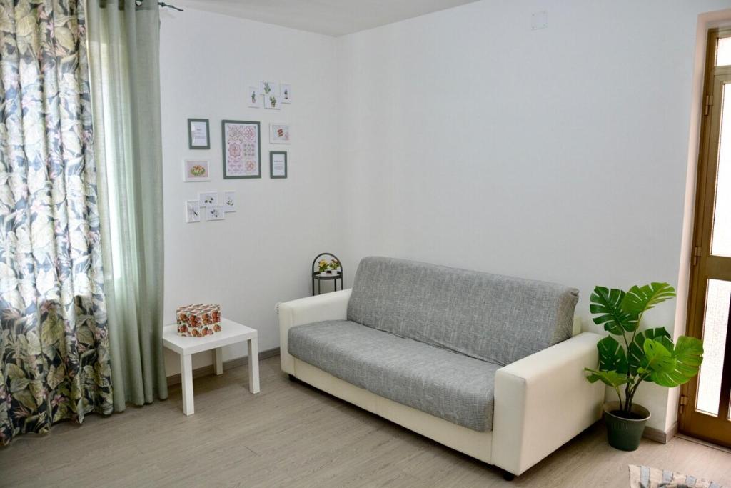 a living room with a couch and a table at Casa tua a Pergusa in Pergusa