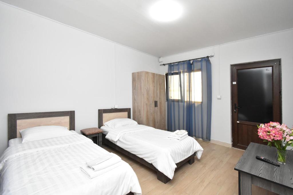 Postel nebo postele na pokoji v ubytování Runway Rooms