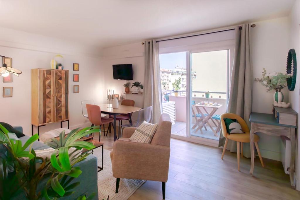 un salon avec une table et des chaises et un balcon dans l'établissement #46 Terrace AC 4mins walk Sea Tram T2 Airport Port, à Nice