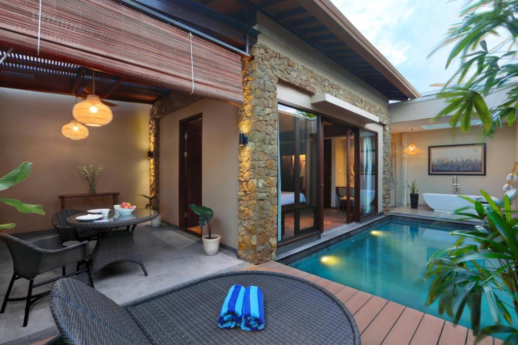 Bazén v ubytování Kamuela Villa Lagoi Bay Bintan nebo v jeho okolí