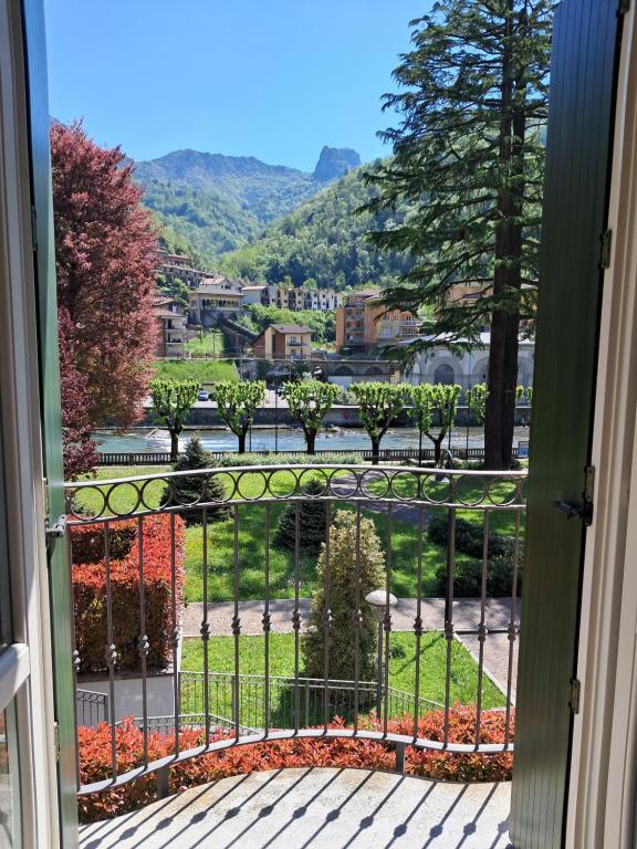 a door open to a view of a park at Casa vacanze ELISA in San Pellegrino Terme