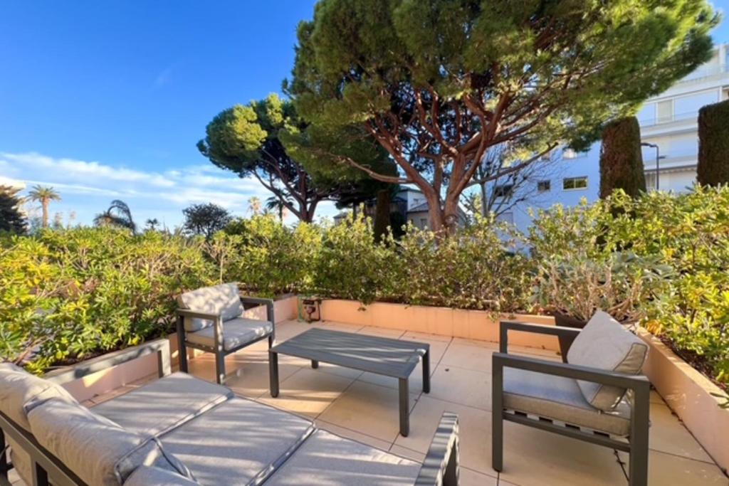 Photo de la galerie de l'établissement Cannes 3-bedroom apartment direct sea access in a quiet area with parking, à Cannes