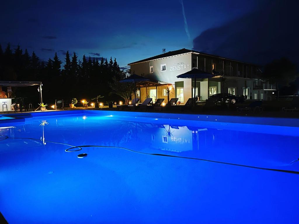 Bazén v ubytování Zenstay Hotel nebo v jeho okolí