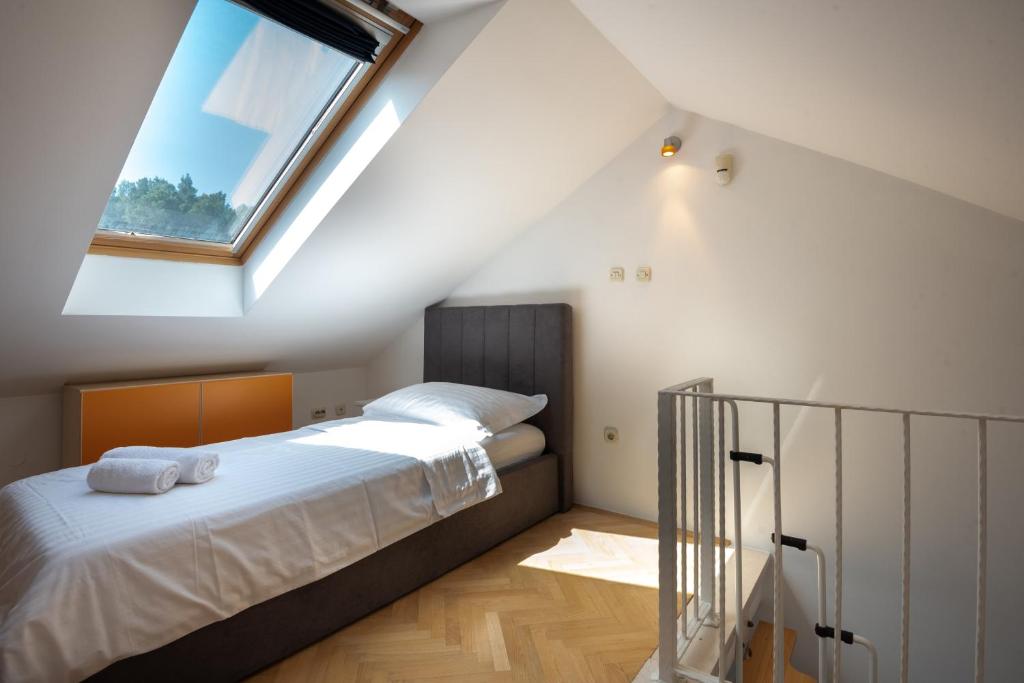 Postel nebo postele na pokoji v ubytování APARTMENTS BRUNO 1&2 - two-room penthouse apartments - wonderful panoramic view of the sea - the best location, first row to the beach - 10 minutes from Supetar ferry port - free secured parking - facilities nearby