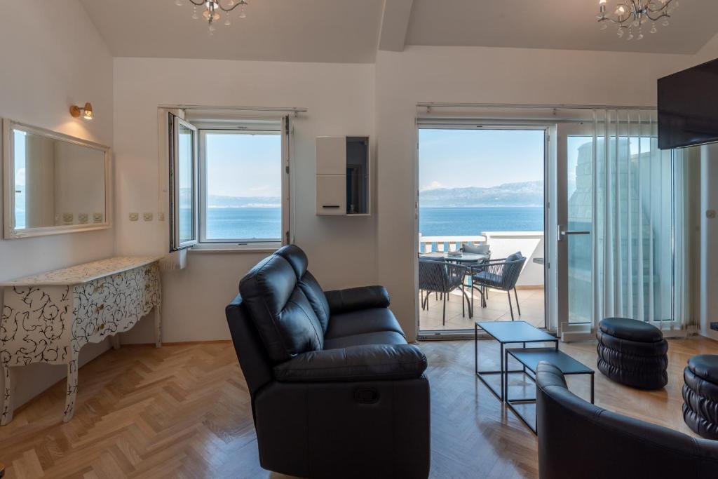 Posezení v ubytování APARTMENTS BRUNO 1&2 - two-room penthouse apartments - wonderful panoramic view of the sea - the best location, first row to the beach - 10 minutes from Supetar ferry port - free secured parking - facilities nearby