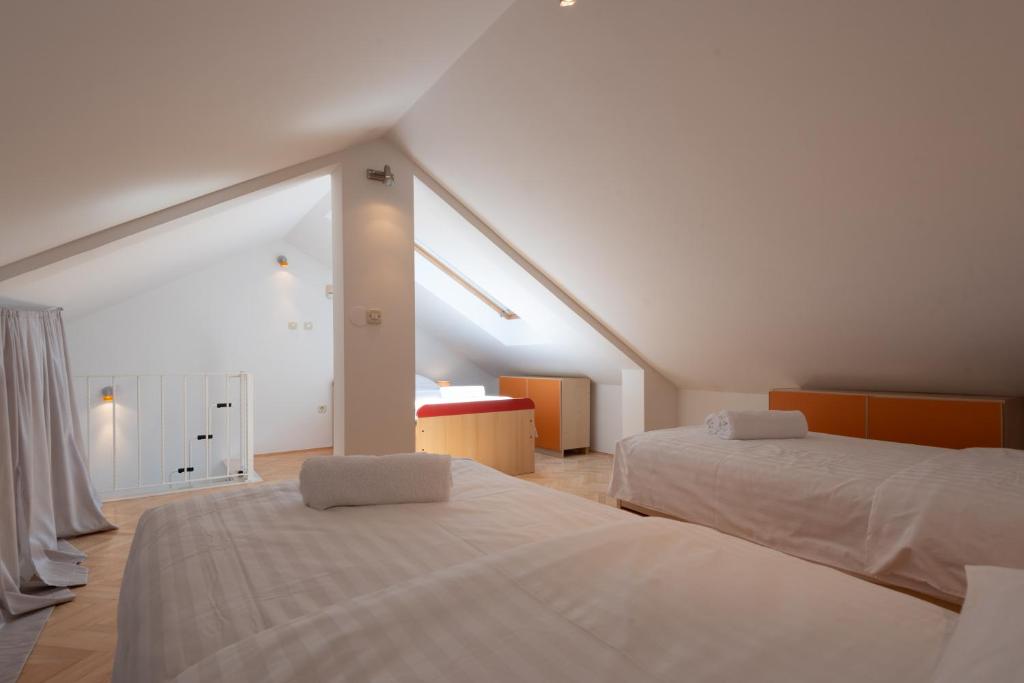 Postel nebo postele na pokoji v ubytování APARTMENTS BRUNO 1&2 - two-room penthouse apartments - wonderful panoramic view of the sea - the best location, first row to the beach - 10 minutes from Supetar ferry port - free secured parking - facilities nearby