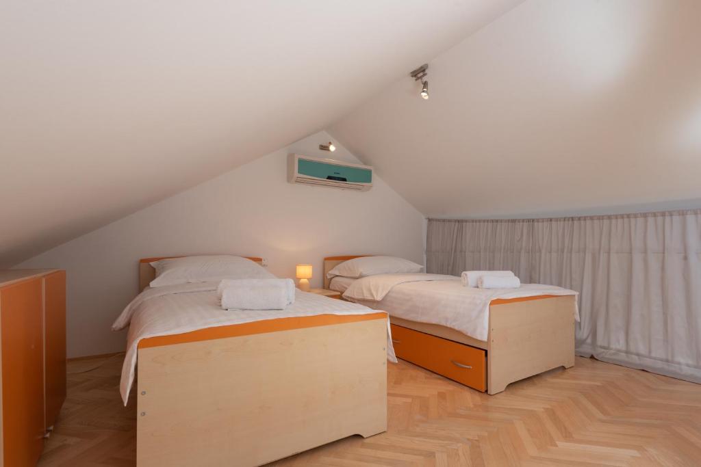 Postel nebo postele na pokoji v ubytování APARTMENTS BRUNO 1&2 - two-room penthouse apartments - wonderful panoramic view of the sea - the best location, first row to the beach - 10 minutes from Supetar ferry port - free secured parking - facilities nearby