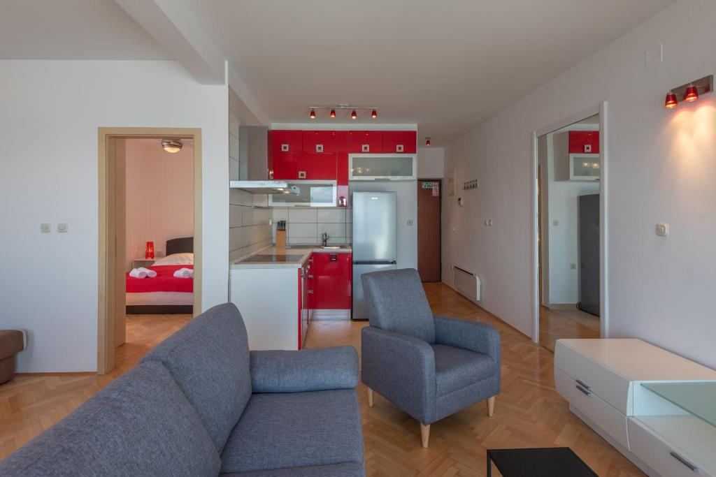 Kuchyň nebo kuchyňský kout v ubytování APARTMENTS BRUNO 1&2 - two-room penthouse apartments - wonderful panoramic view of the sea - the best location, first row to the beach - 10 minutes from Supetar ferry port - free secured parking - facilities nearby