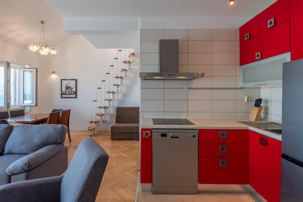 Kuchyň nebo kuchyňský kout v ubytování APARTMENTS BRUNO 1&2 - two-room penthouse apartments - wonderful panoramic view of the sea - the best location, first row to the beach - 10 minutes from Supetar ferry port - free secured parking - facilities nearby