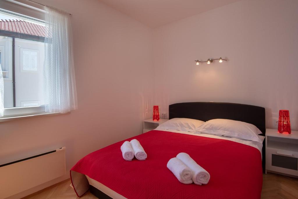 Postel nebo postele na pokoji v ubytování APARTMENTS BRUNO 1&2 - two-room penthouse apartments - wonderful panoramic view of the sea - the best location, first row to the beach - 10 minutes from Supetar ferry port - free secured parking - facilities nearby