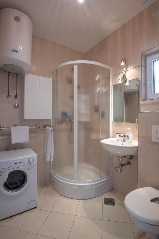 Koupelna v ubytování APARTMENTS BRUNO 1&2 - two-room penthouse apartments - wonderful panoramic view of the sea - the best location, first row to the beach - 10 minutes from Supetar ferry port - free secured parking - facilities nearby