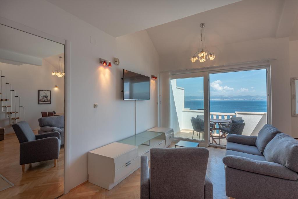 Posezení v ubytování APARTMENTS BRUNO 1&2 - two-room penthouse apartments - wonderful panoramic view of the sea - the best location, first row to the beach - 10 minutes from Supetar ferry port - free secured parking - facilities nearby