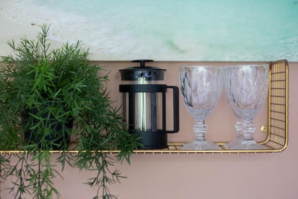 Príslušenstvo na prípravu kávy alebo čaju v ubytovaní Pet-friendly Studio Apartments Batorego Warsaw by Noclegi Renters