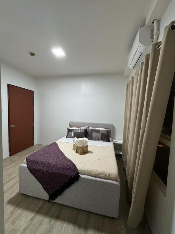 Katil atau katil-katil dalam bilik di Sophie's Staycation 1 BR condo