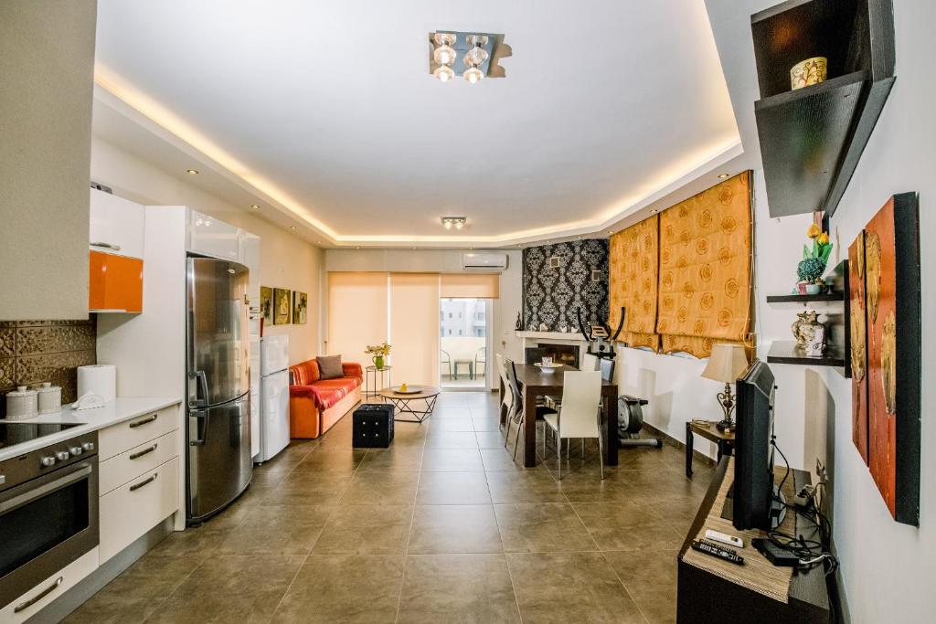 cocina y sala de estar con comedor en Mary's modern apartment, en Kissamos