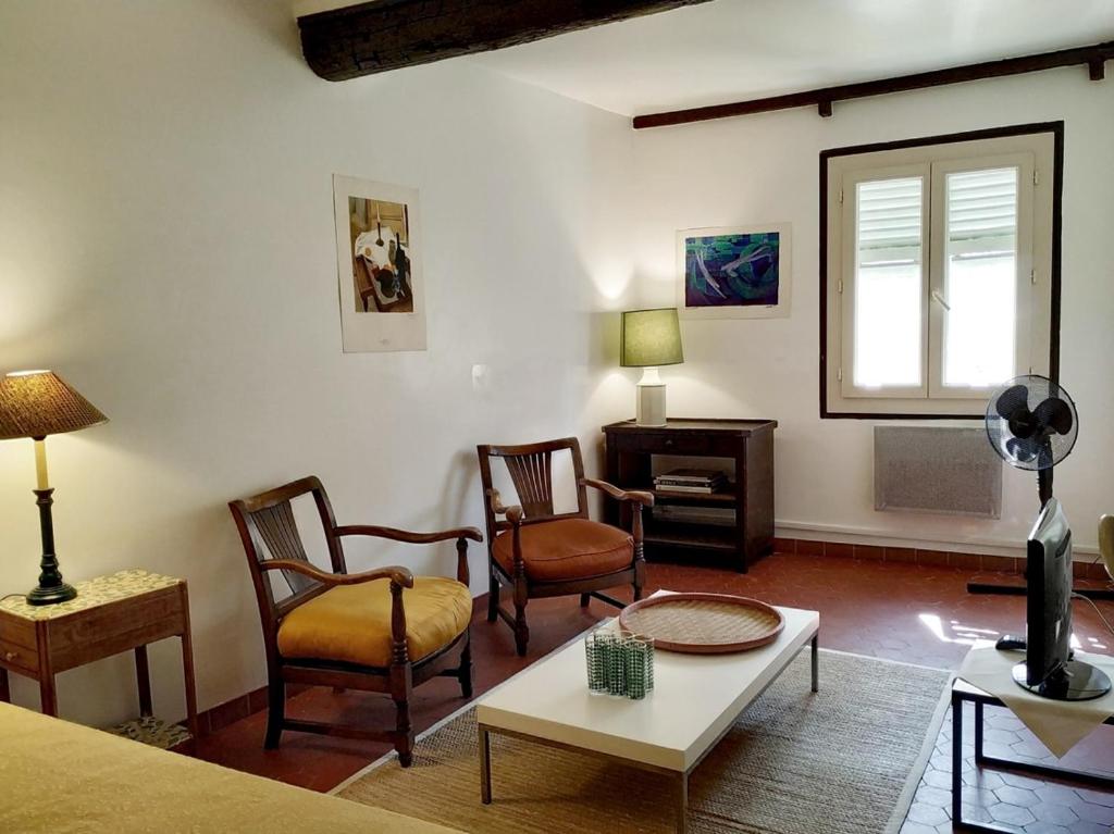 un salon avec deux chaises et une table dans l'établissement Appartement à deux pas de la plage, à Nice