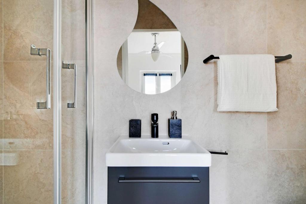 une salle de bain avec un lavabo et un miroir dans l'établissement Ideal studio for 2 people - Marché des Batignolles, à Paris