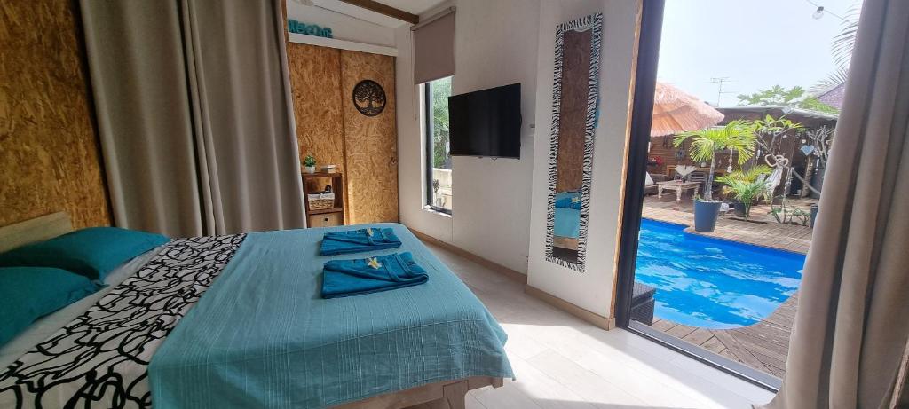 Bazén v ubytování Zananas Bungalow privé chez l'habitant nebo v jeho okolí