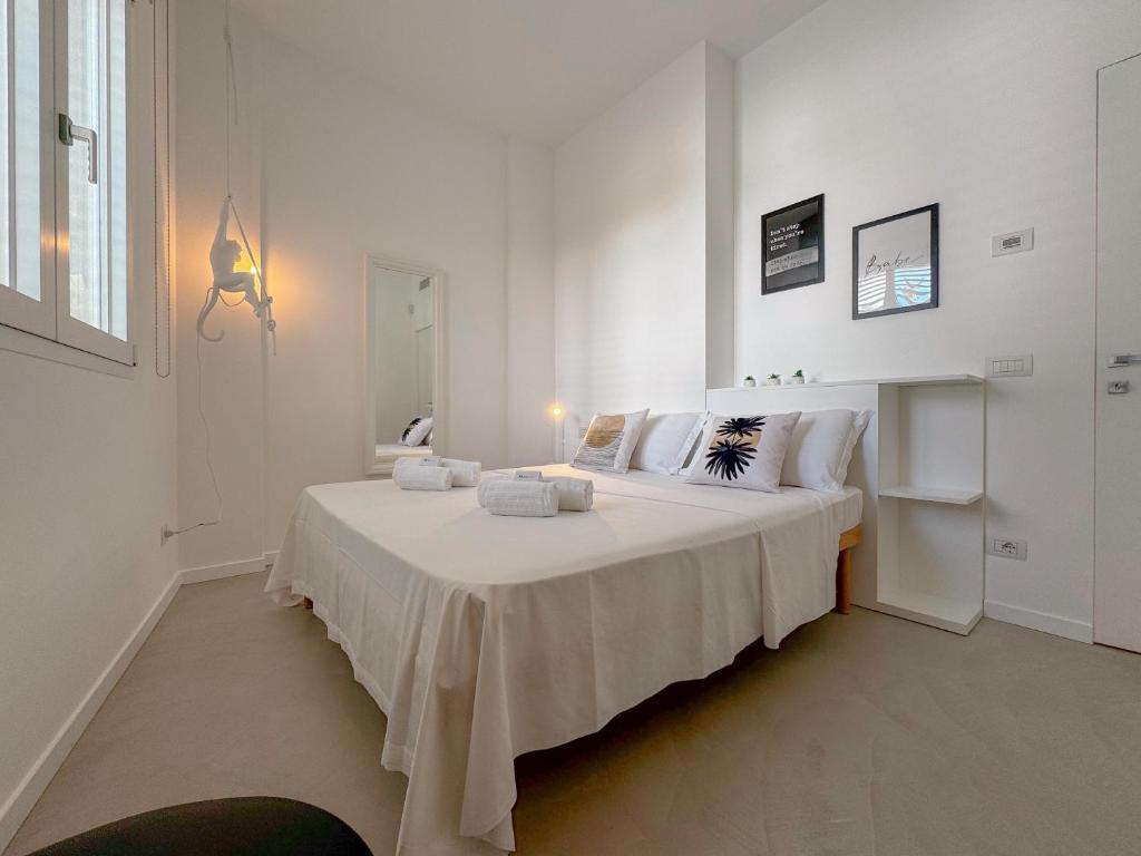 Giường trong phòng chung tại Modern City Apartment by Host Hero