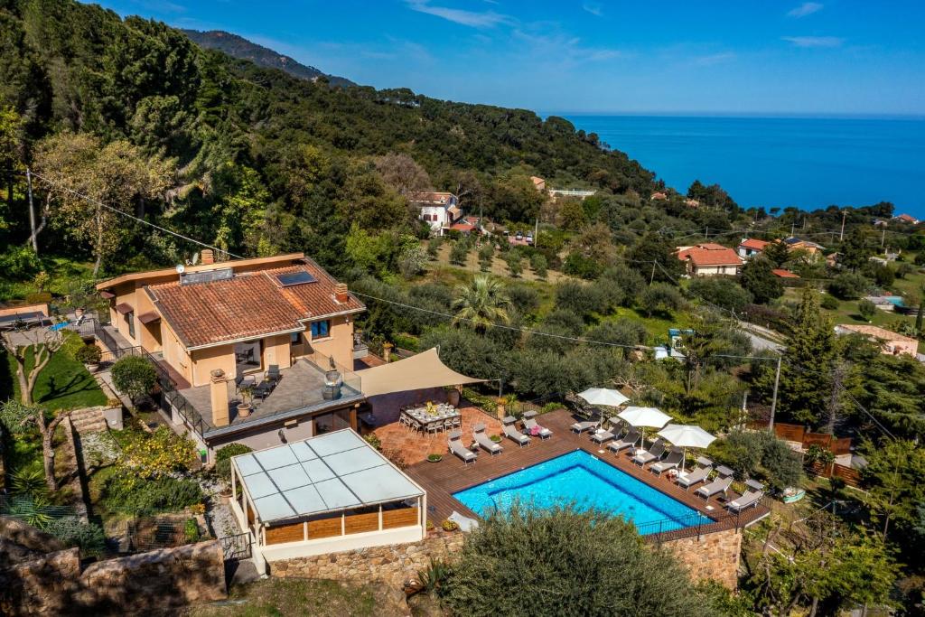 een luchtfoto van een villa met zwembad bij VILLA PROVENZA 12&4, Emma Villas in Cefalù