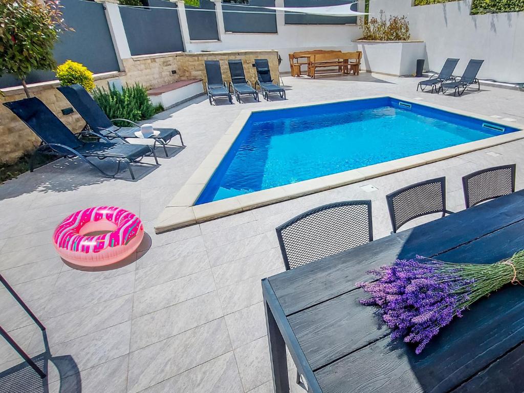 Bazén v ubytovaní Holiday Home Lucija by Interhome alebo v jeho blízkosti